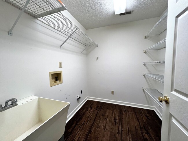 Building Photo - BEAUTIFUL 2 BEDROOM CONDO AVAILABLE IN FAR...