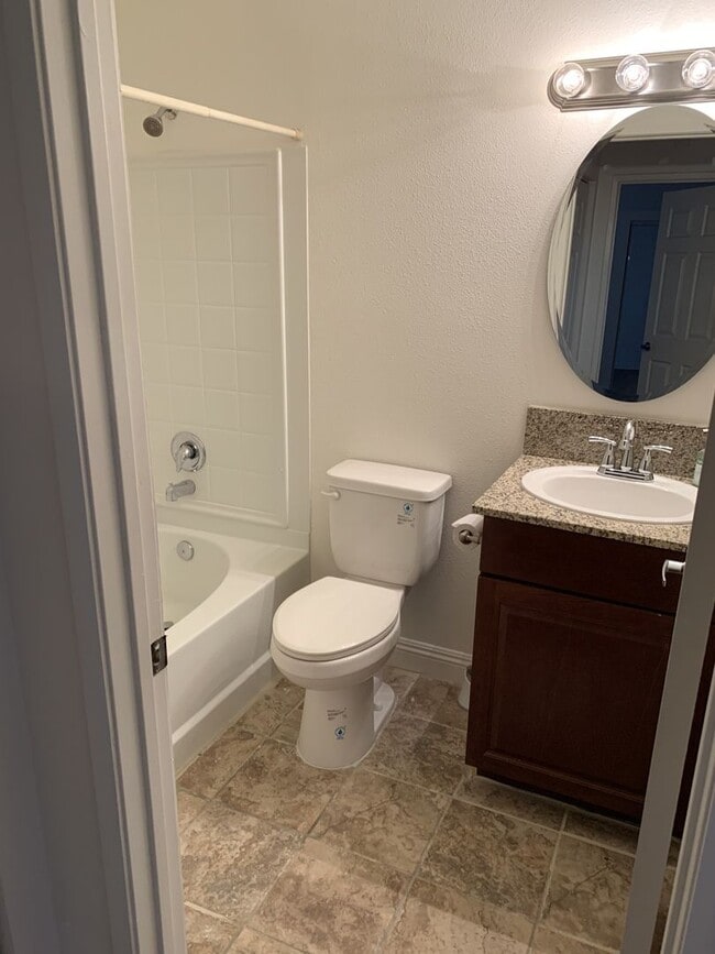 Building Photo - Beautiful one bedroom first floor condo!