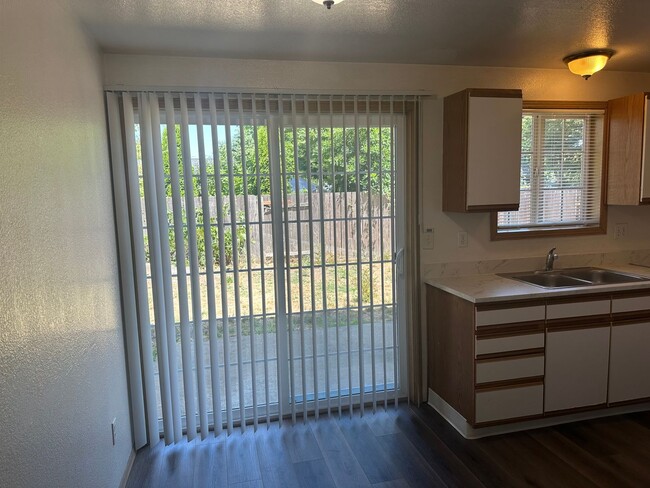 Building Photo - Freshly updated 3 bedroom 2 bathroom duple...