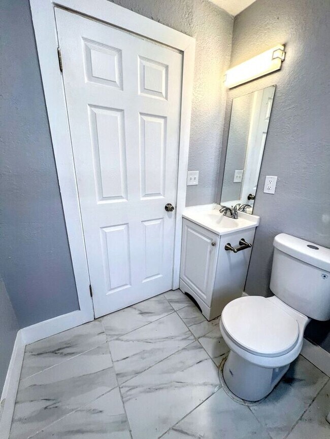 Building Photo - Spacious & Charming 5-Bedroom Home with Mo...