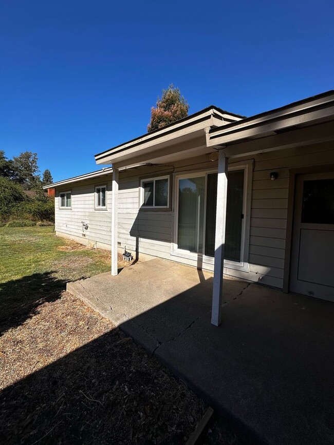 Building Photo - Great 2 bedroom 1 bath home w/Central Heat...