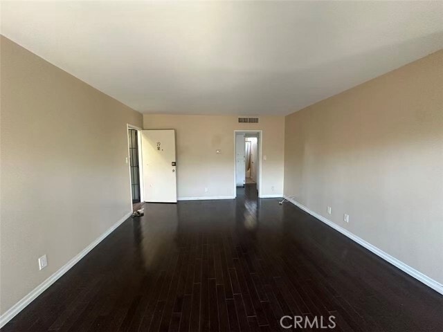 Building Photo - 9070 Huntington Dr