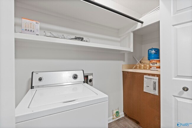 Building Photo - 2031 Woodlawn Dr SW
