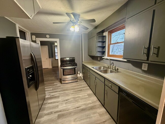 Building Photo - Three bedroom two bathroom home for rent