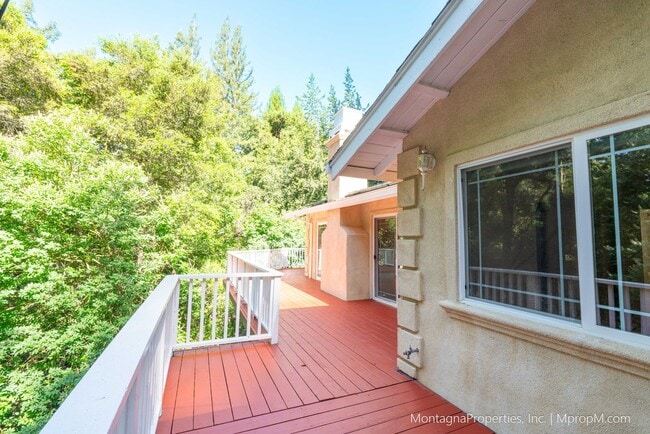 Building Photo - Updated and spacious 3 bedroom house on ov...