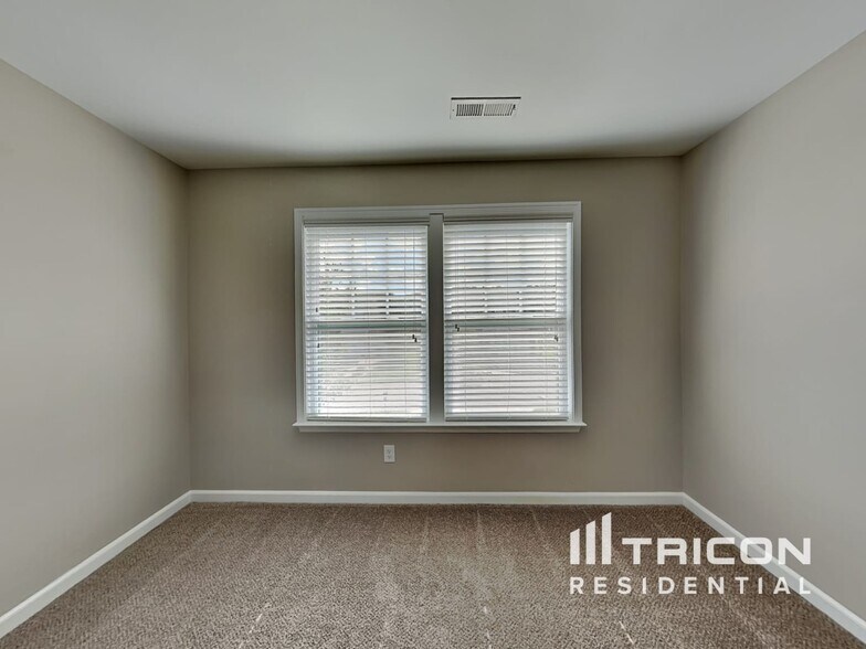 Building Photo - 10204 Daniel Dwayne Dr