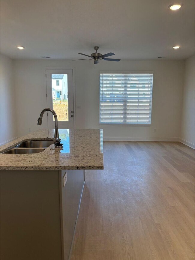 Building Photo - Knoxville 37920 - 3 bedroom 2.5 bath - cal...