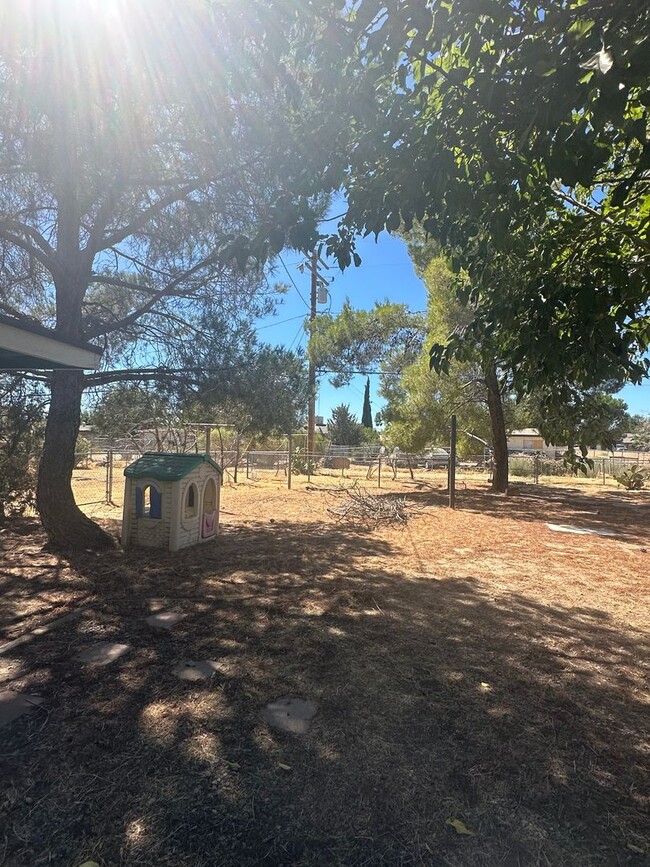 Building Photo - SUPER CUTE 2 BEDROOM HESPERIA HOUSE