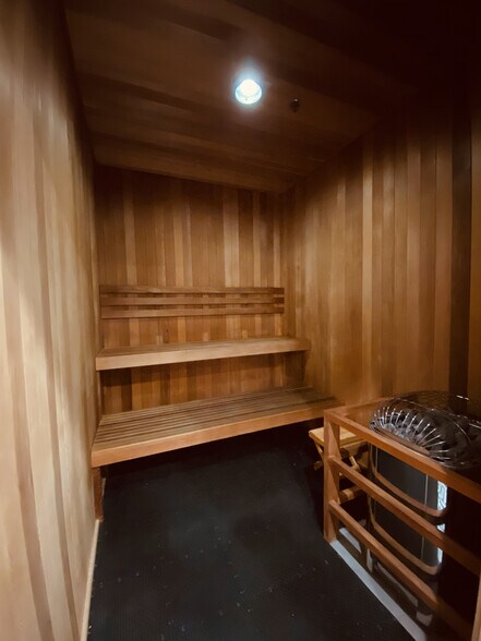 Hot Sauna - 70 Rainey St