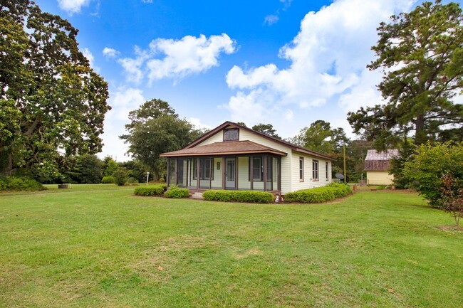 Building Photo - *FOR RENT* Beautifully Updated Home in Pri...