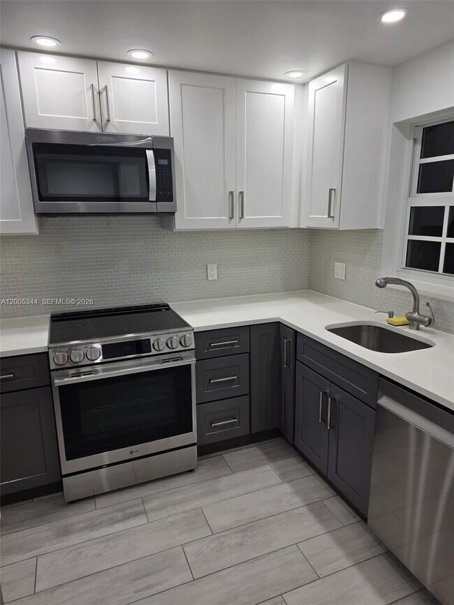 Building Photo - 660 Tennis Club Dr