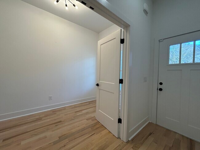 Building Photo - 73 Whitefoord Ave SE