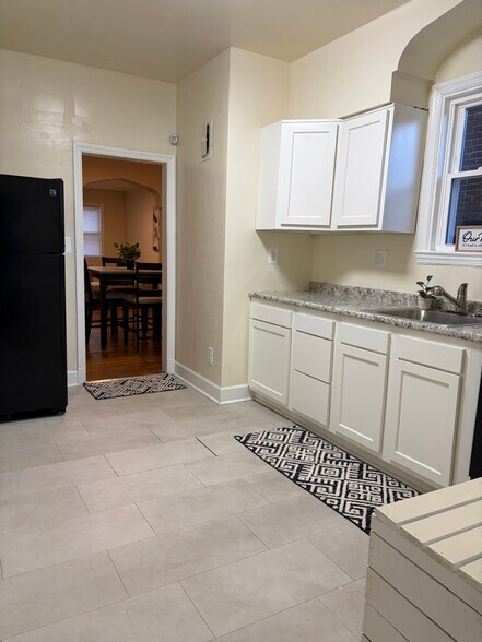 Building Photo - 507 E Cold Spring Ln