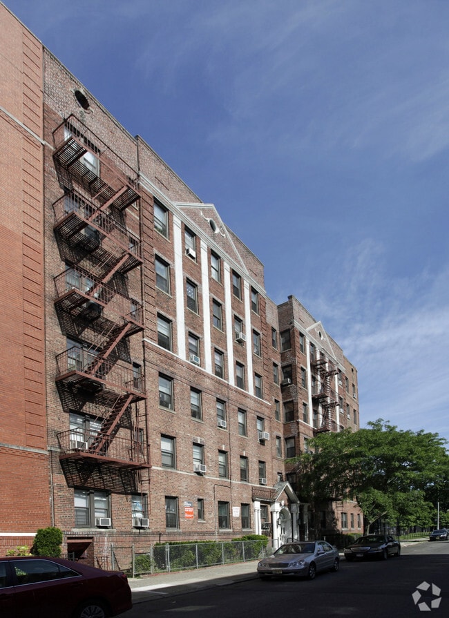 Building Photo - 1270 E 18th St