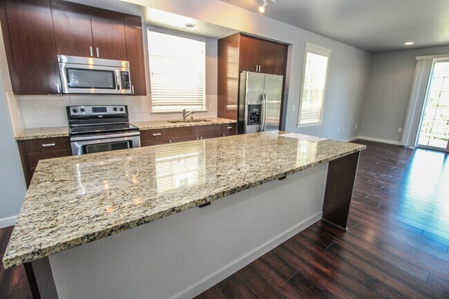 Building Photo - 2bed/2bath Lake Boren Townhome with greenbelt and lake views! Prime Newcastle Location.