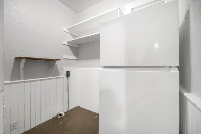 Building Photo - NEW LISTING -5 BEDROOM HOUSE!