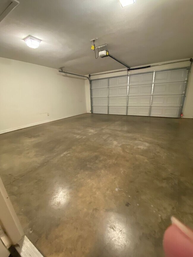 Building Photo - Warm & Welcoming 3BR Home