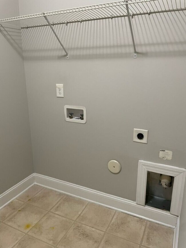Building Photo - ***** READY TO MOVE IN *****