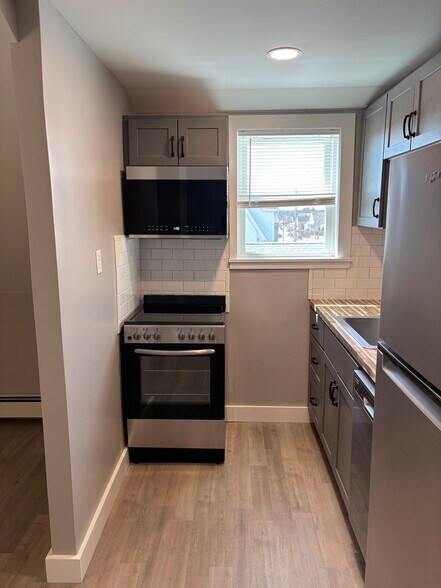 Building Photo - 82 Lyon Ave