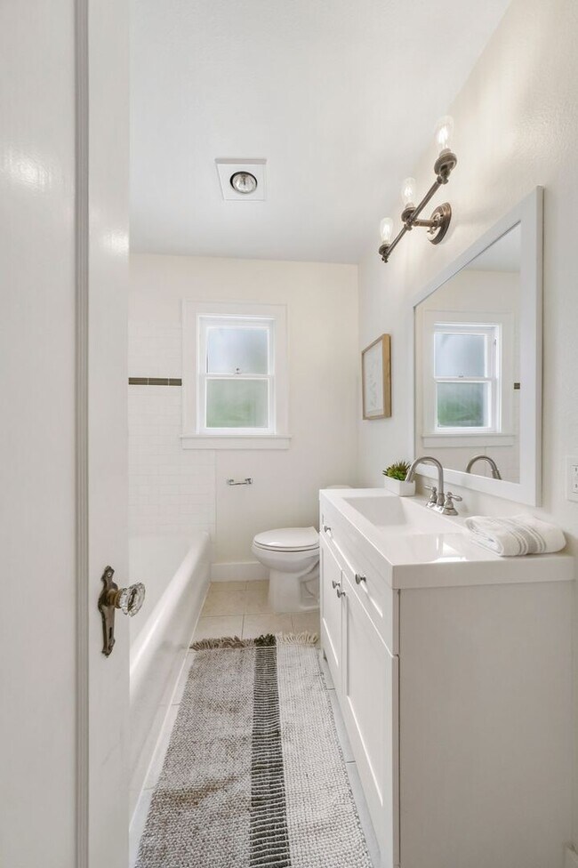 Building Photo - Charming 3BR Townhome in Seattle