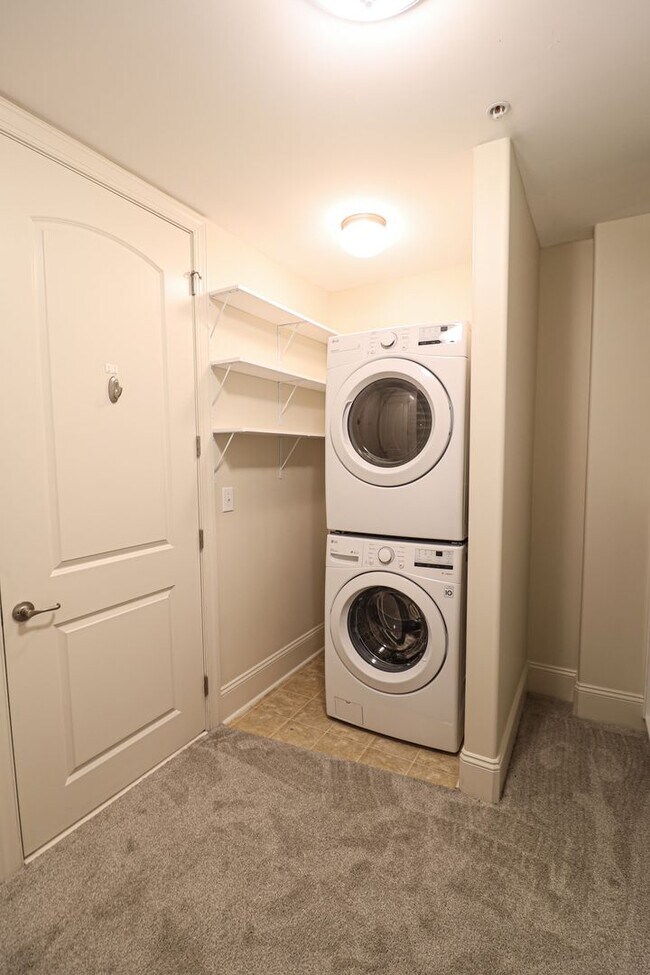 Building Photo - (Coming Soon) Piedmont Row Condo!
