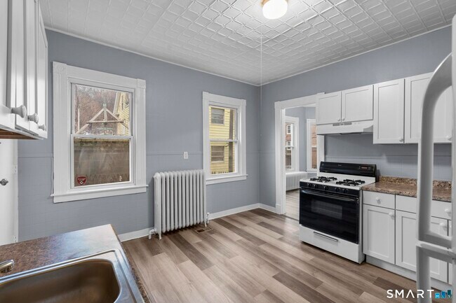 Building Photo - 16 Plaza Ave