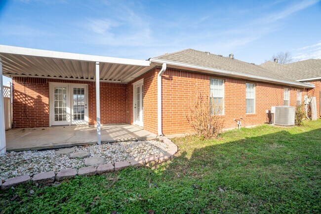 Building Photo - 3 bed 2 Bath townhome in a great location