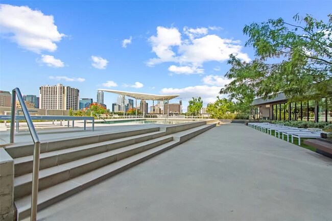 Building Photo - 800 Embassy Dr