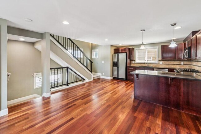 Building Photo - 3 bedroom in Seattle WA 98199