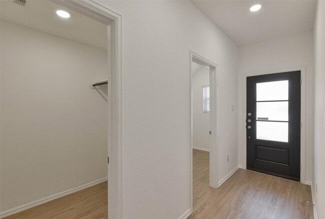 Building Photo - 1935 Barrett Gables Dr