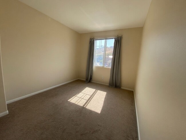 Building Photo - *Move In Special* Great 2 Story 3 bed 2.5 bath near Guajome Lake in Oceanside