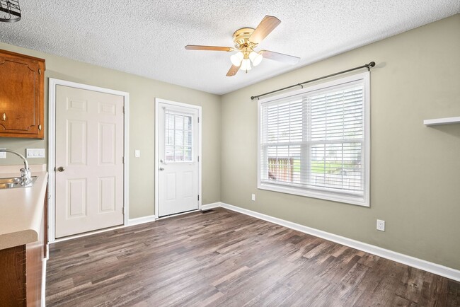 Building Photo - 3 Bedroom 2 Bath Pet Friendly Home For Ren...
