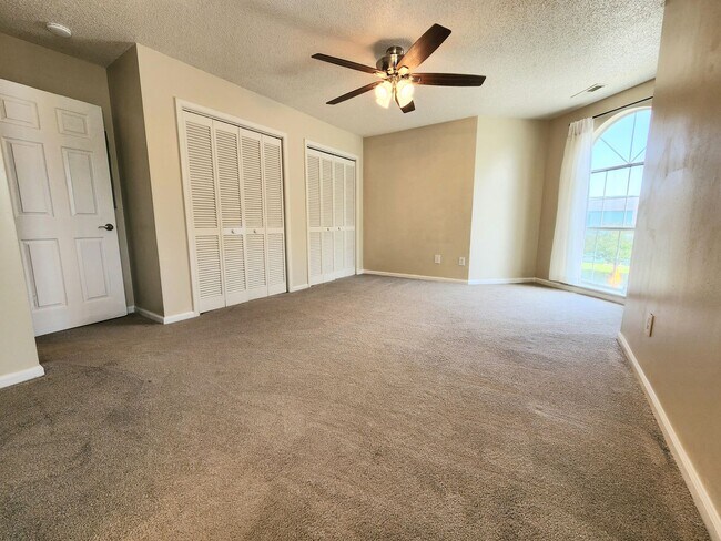 Building Photo - End Unit Townhouse in Chimny Hill