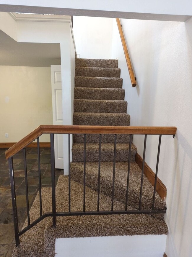 Building Photo - Centrally Located 1 Bedroom + Loft Townhom...