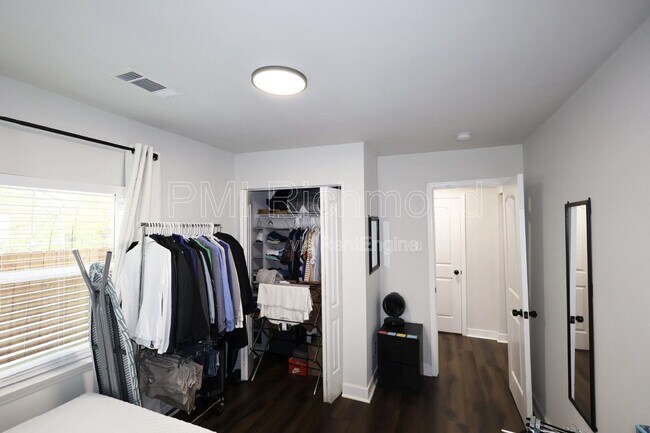 Building Photo - 936 Halsey Ln