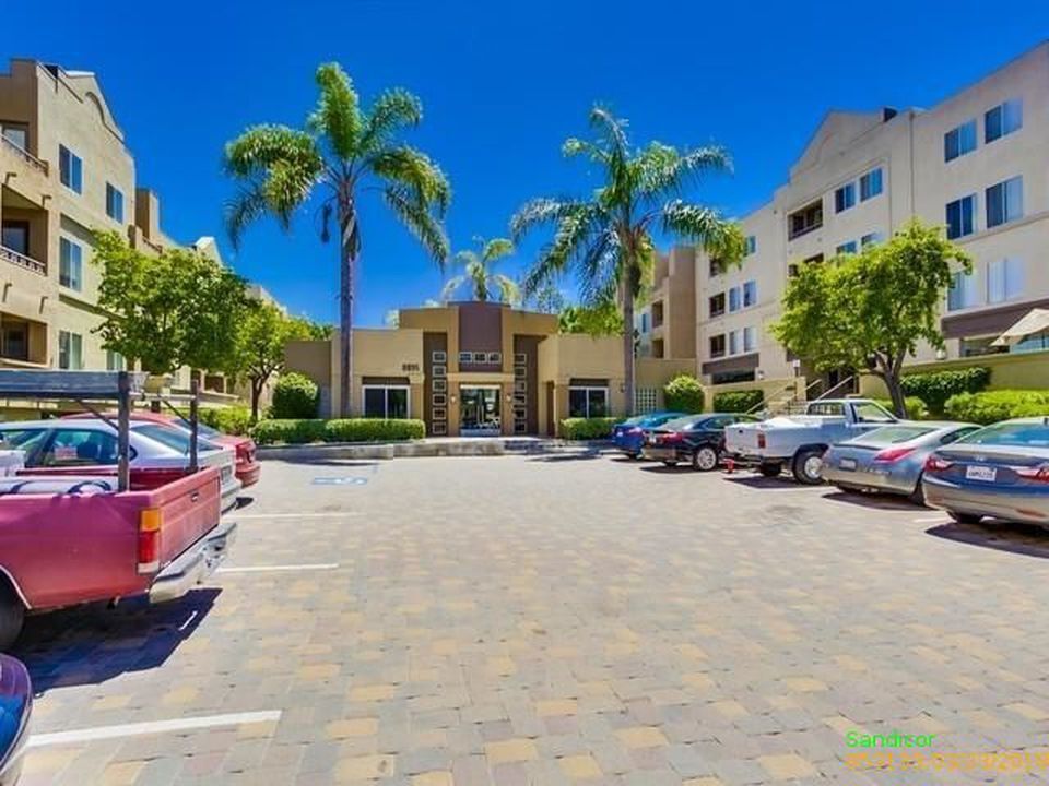 Building Photo - 8889 Caminito Plz