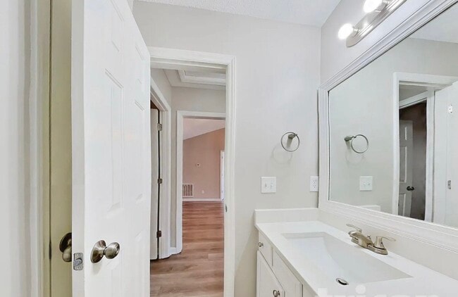 Building Photo - Chic & Comfortable 3-Bedroom Property Ready to Move In