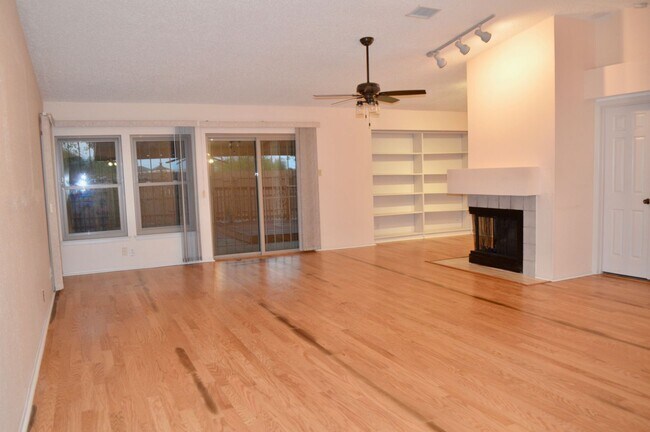 Building Photo - Beautiful and spacious 3 bed 2 bath.