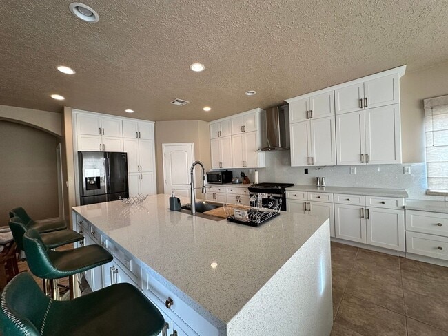 Building Photo - Spacious 5-bedroom, 3-bathroom short-term ...