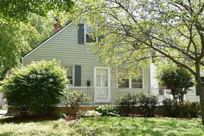 Primary Photo - 3 Bedroom Home in Clintonville/Beechwold Area
