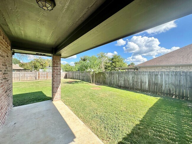 Building Photo - Discover the charm of this 3 bed 2 bath ex...