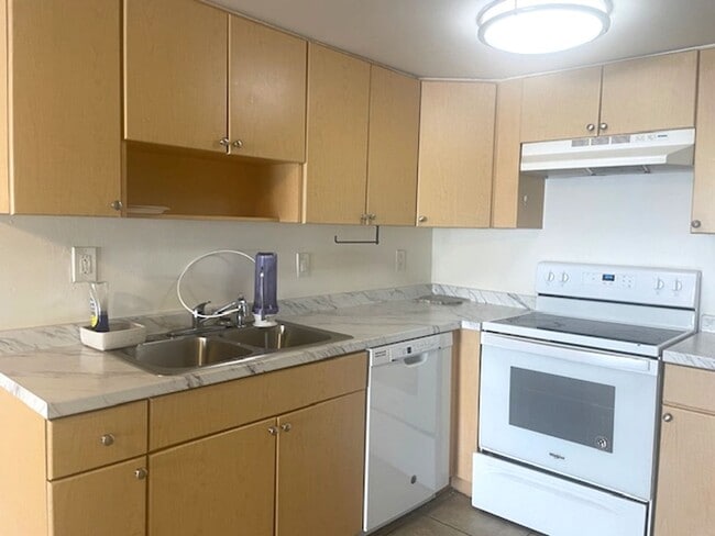 Building Photo - Spacious 3BR/2BA Condo Near Siesta Key Beach – Amenities Included!