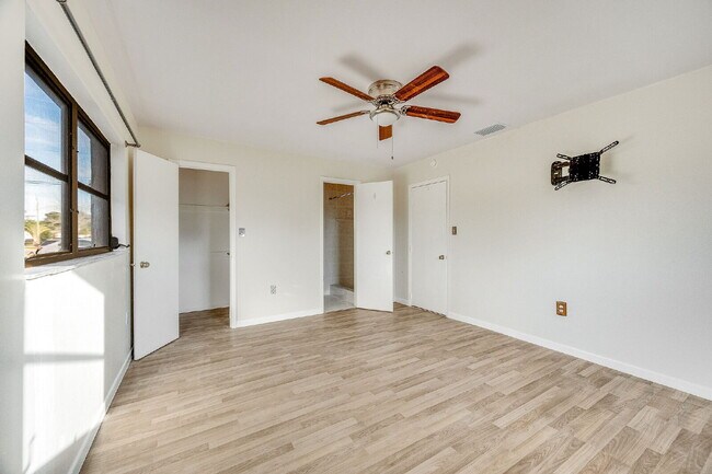 Building Photo - 5 BR/3BA pool home in Merritt Island- NO HOA!