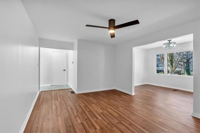 Building Photo - 2142 Cloverdale Dr SE