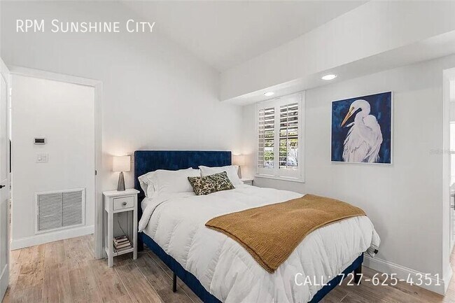 Building Photo - 14024 N Bayshore Dr