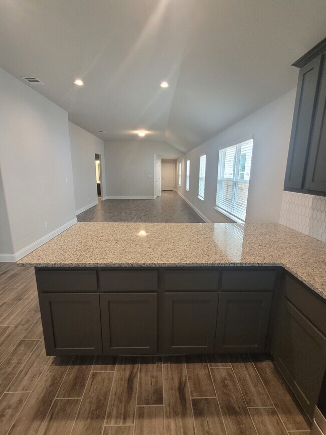 Building Photo - 105 Riverhill Dr
