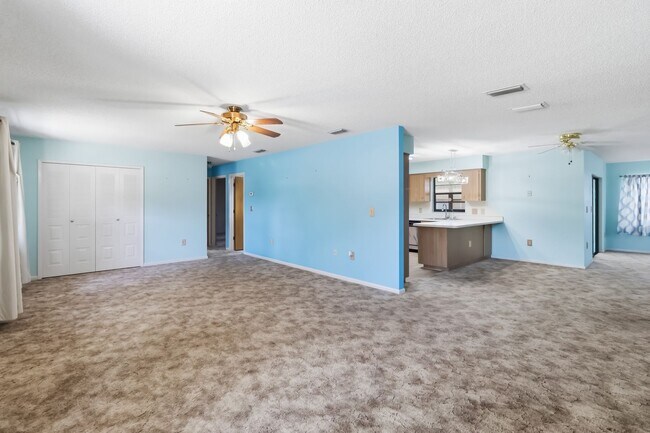 Building Photo - PENDING APPLICATION-Charming 2/2 Spacious Home with/ 1 Car Garage in St. Cloud Close to the Lakef...