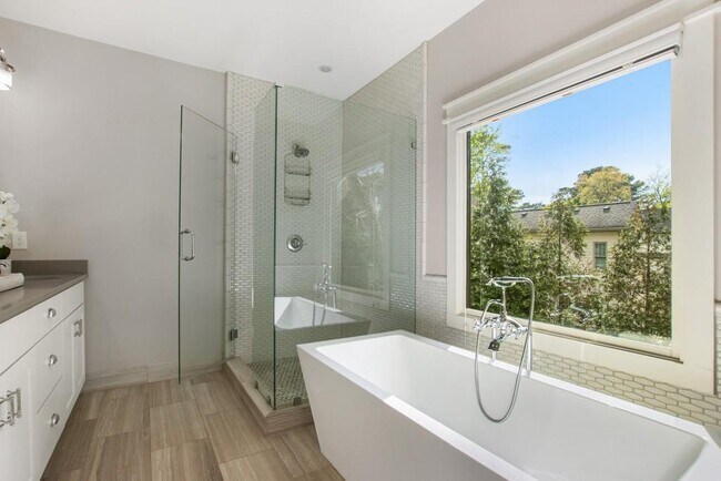 Building Photo - 782 Piedmont Way NE