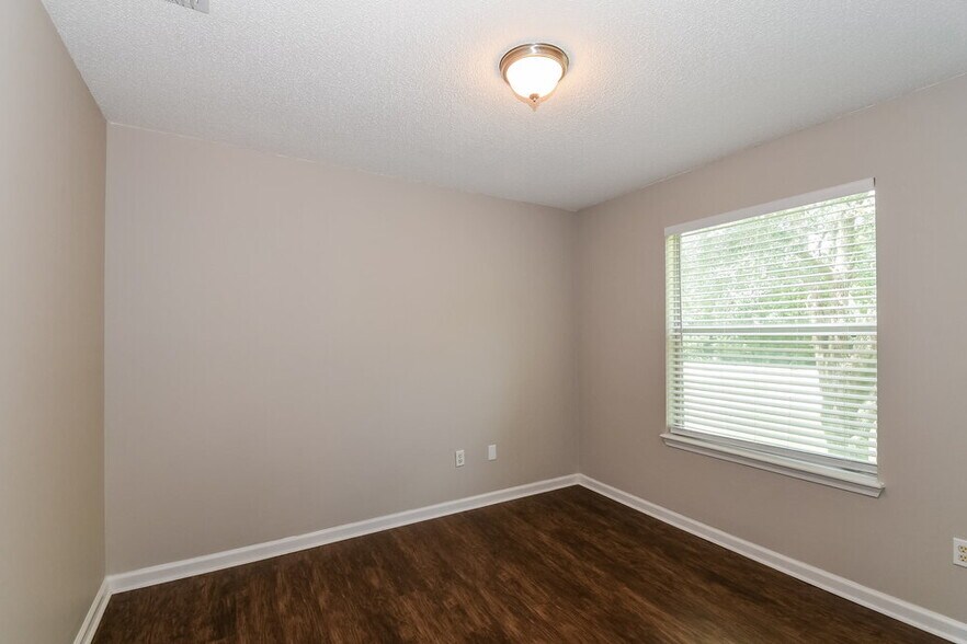 Building Photo - 3401 Millcrest Dr