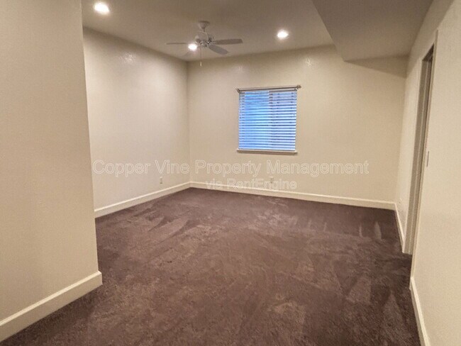 Building Photo - 900 Treece St